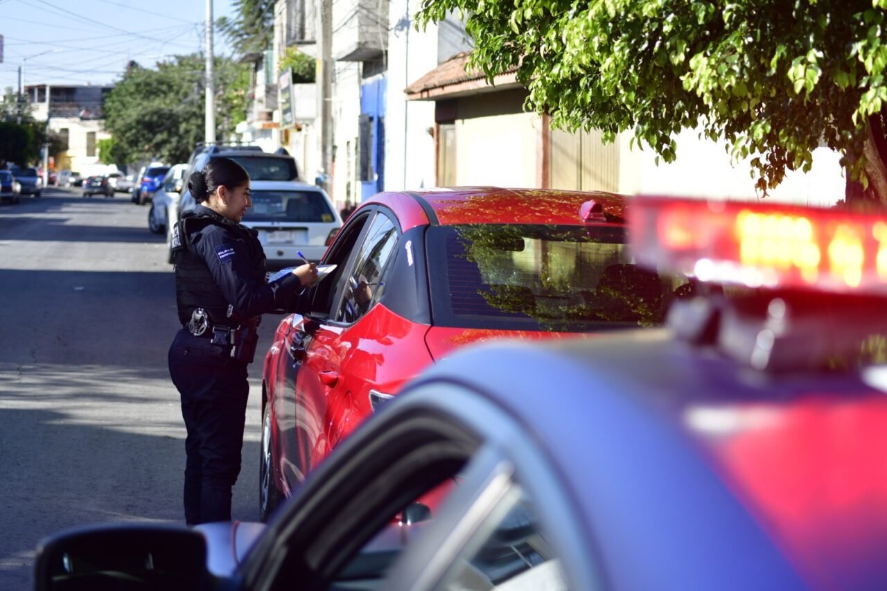 Uso de celular al volante, una de las principales infracciones de tránsito en Corregidora