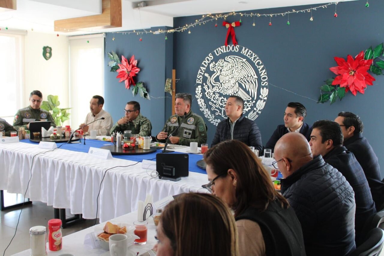 Felifer Macías participa en reunión de coordinación para el desarrollo del Tren México–Querétaro