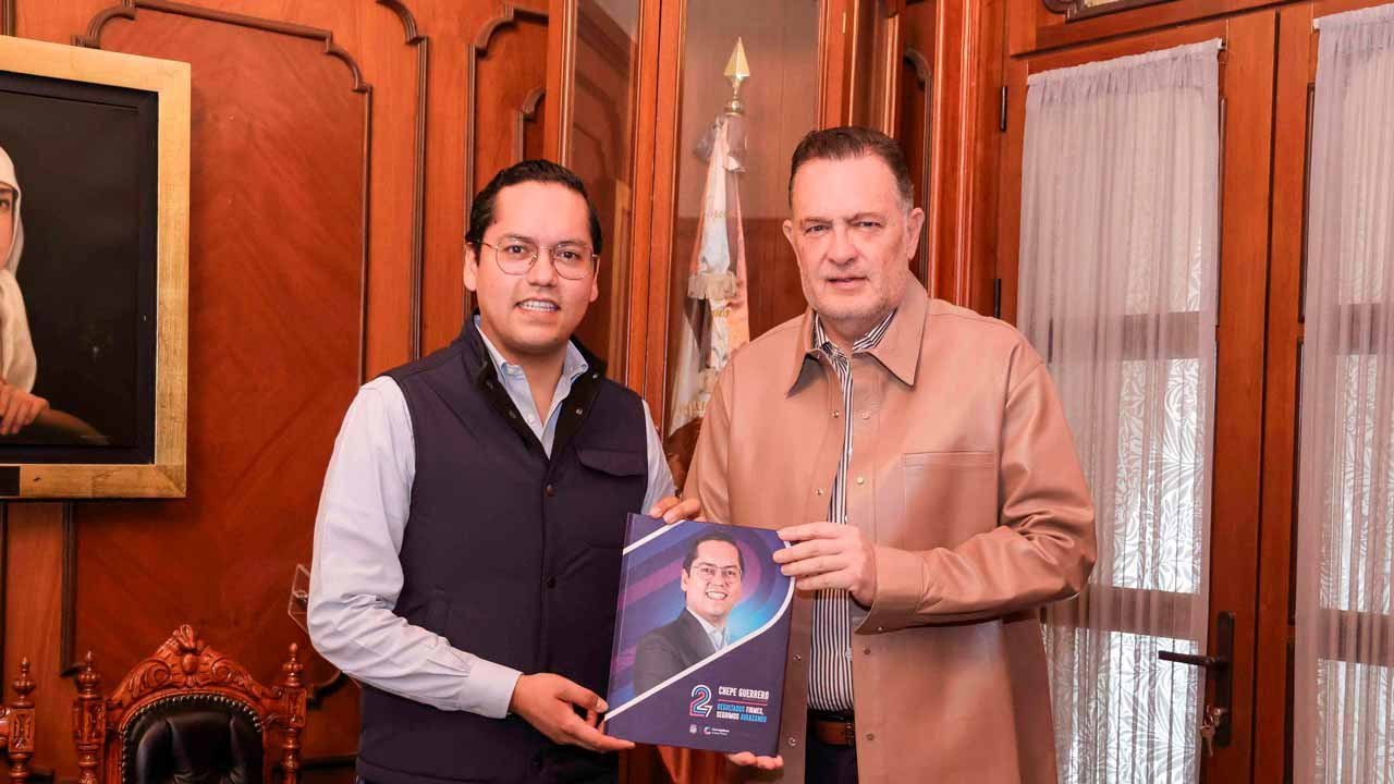 Chepe Guerrero entrega Segundo Informe a Mauricio Kuri