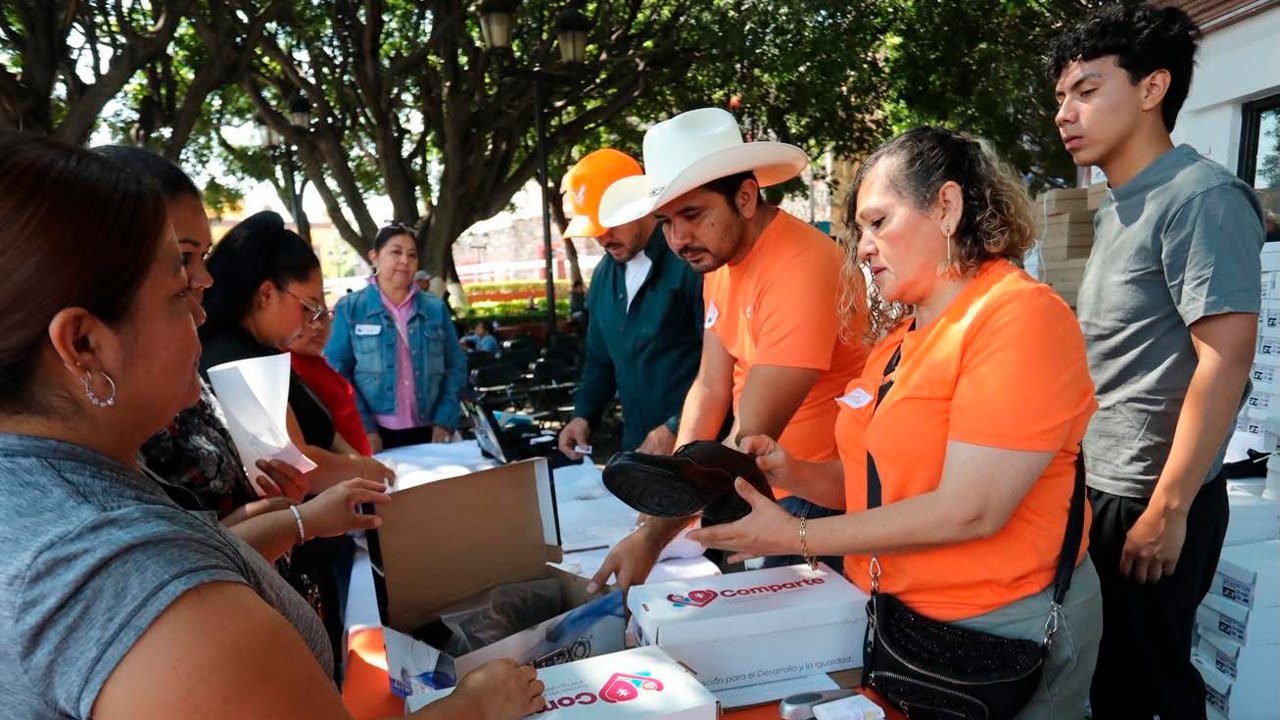 Eli Olvera y Jair Miguel inician entrega de zapatos escolares en Corregidora