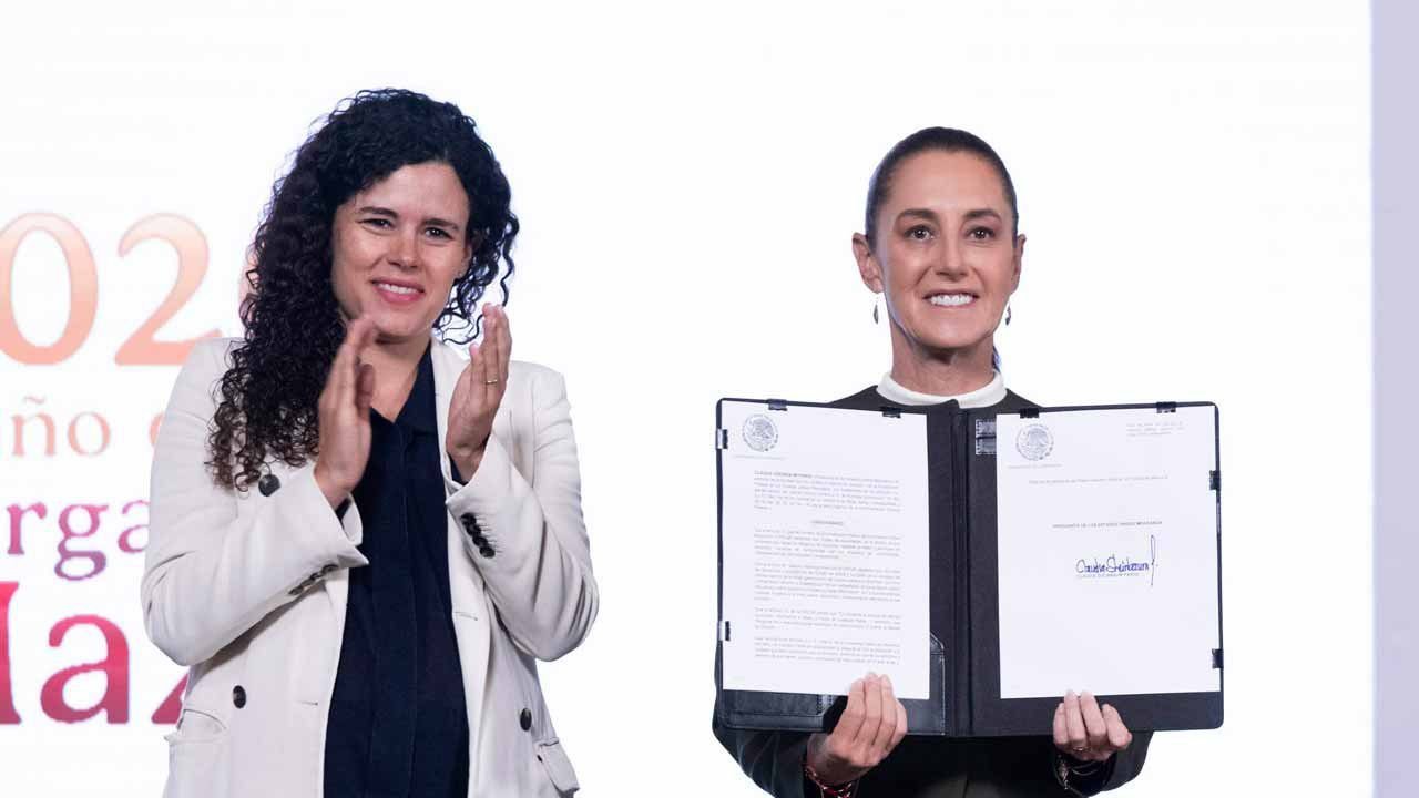 Sheinbaum firma decreto para proteger a menores en plataformas sociales