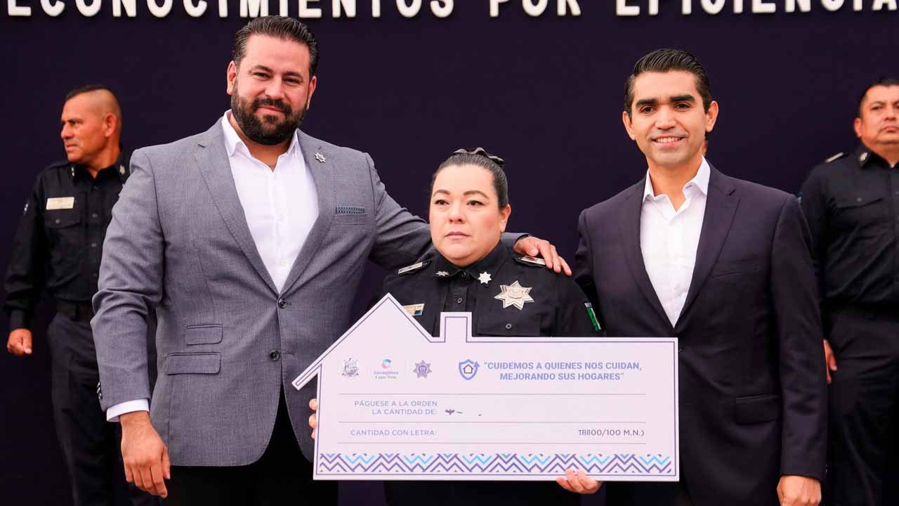Corregidora entrega apoyos de vivienda a policías